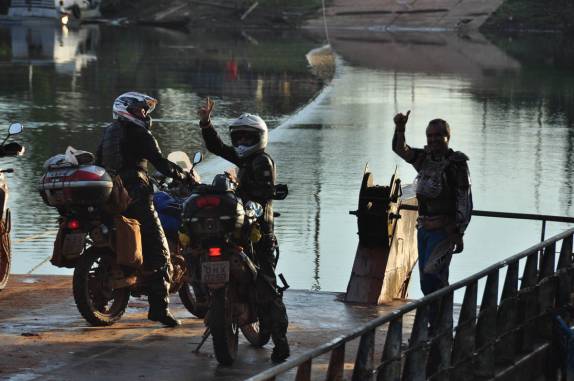 Despedida dos motociclistas aventureiros no Igapó-Açu, na BR-319, rodovia que liga Manaus, no Amazonas, à Porto Velho, em Rondônia